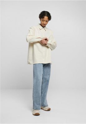 One -colored oversize shirt lady