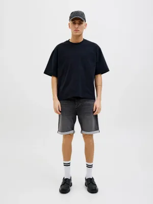 Svarta stentvättade jeansshorts i regular fit