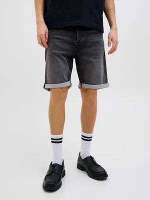 Svarta stentvättade jeansshorts i regular fit