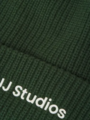 JJ Studios mörkgrön stickad mössa