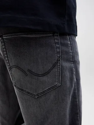 Svarta stentvättade jeansshorts i regular fit