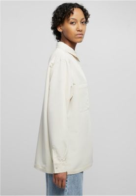 One -colored oversize shirt lady