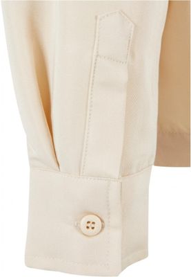 One -colored oversize shirt lady
