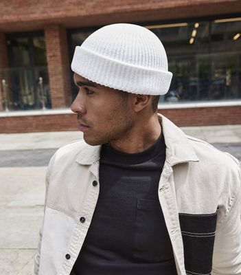 Short knitted beanie