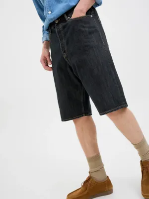 Långa mörkblå jeansshorts herr