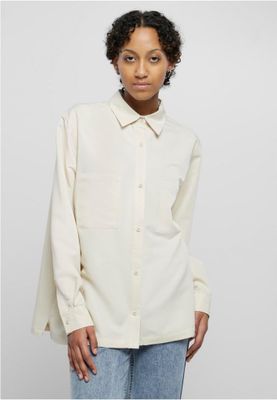 One -colored oversize shirt lady