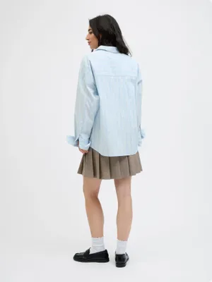 Tidlös oversize skjorta med bröstfickor