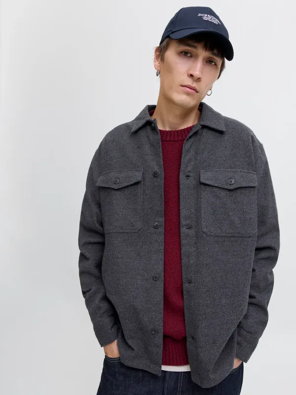 Avslappnad overshirt med skjortkrage