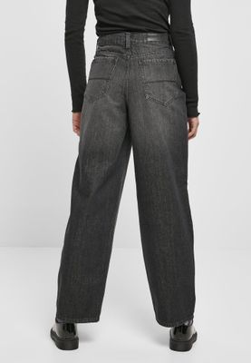 Jeans with a high waist and in the 90s style lady