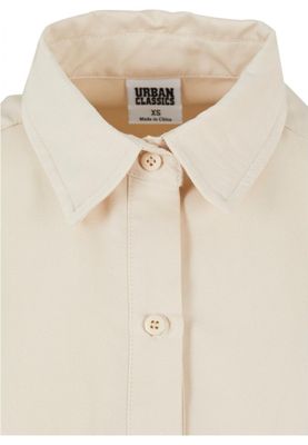 One -colored oversize shirt lady
