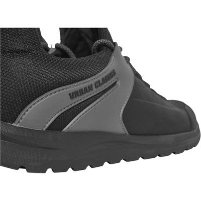 Black sneakers trend