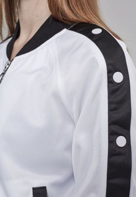 Jacket with push buttons on the arms of the lady