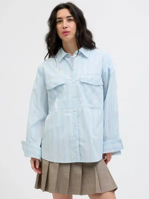 Tidlös oversize skjorta med bröstfickor