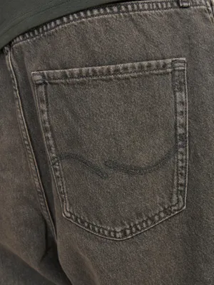 Klassiska svarta jeansshorts med fem fickor