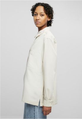 One -colored oversize shirt lady