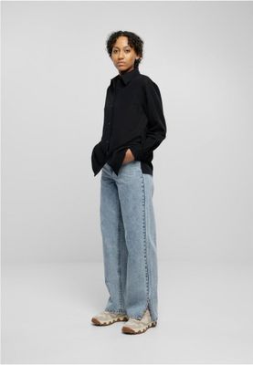 One -colored oversize shirt lady