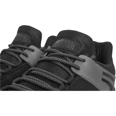 Black sneakers trend