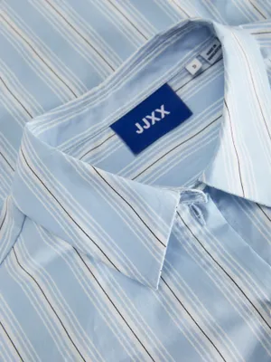Tidlös oversize skjorta med bröstfickor