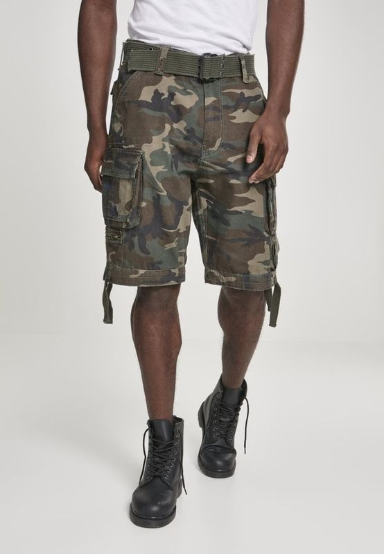 Brandit Savage Vintage Shorts woodland på modell framifrån