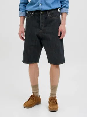 Långa mörkblå jeansshorts herr