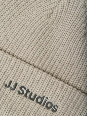JJ Studios ljusbeige stickad mössa
