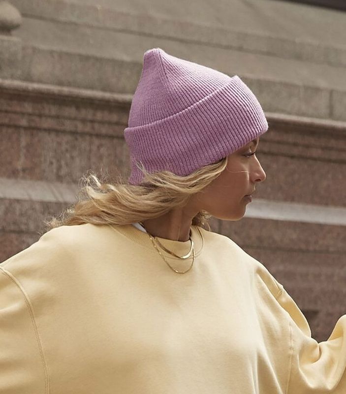 beechfield_classic-engineered-deep-cuffed-beanie_b385r_dusty-purple_lifestyle_0984.jpg