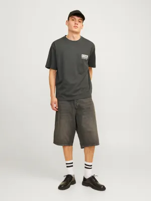 Klassiska svarta jeansshorts med fem fickor