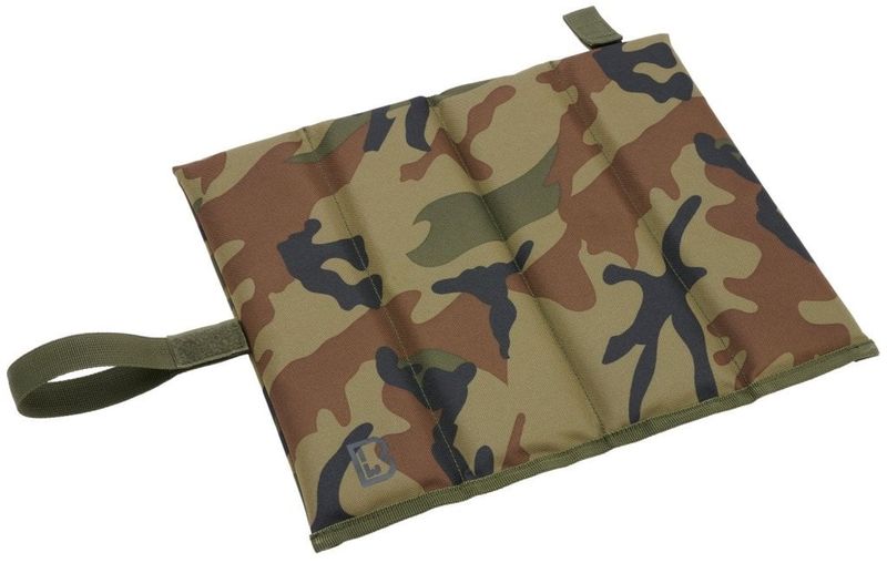 Sædeunderlag med befæstelser og camouflage