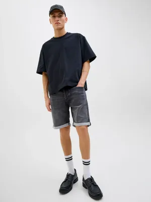 Svarta stentvättade jeansshorts i regular fit