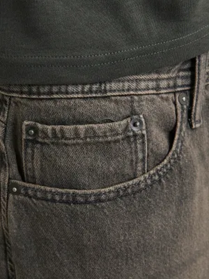 Klassiska svarta jeansshorts med fem fickor