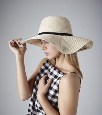 Sun hat with wide brim