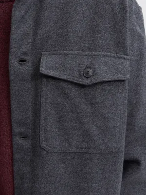 Avslappnad overshirt med skjortkrage