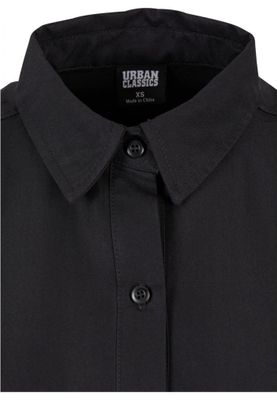 One -colored oversize shirt lady