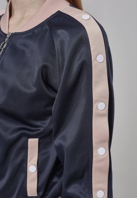 Jacket with push buttons on the arms of the lady