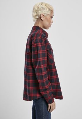 Checkered oversize shirt lady
