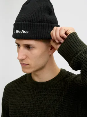 JJ Studios svart stickad mössa
