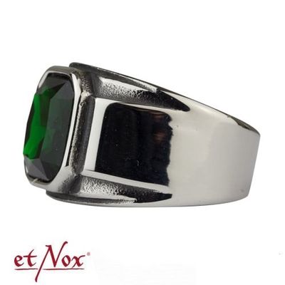 Ring med mørkegrøn sten
