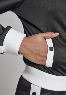 Jacket with push buttons on the arms of the lady
