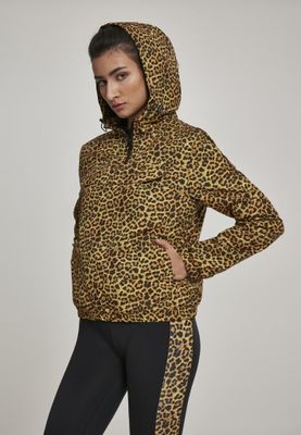 Leopard-patterned jacket lady
