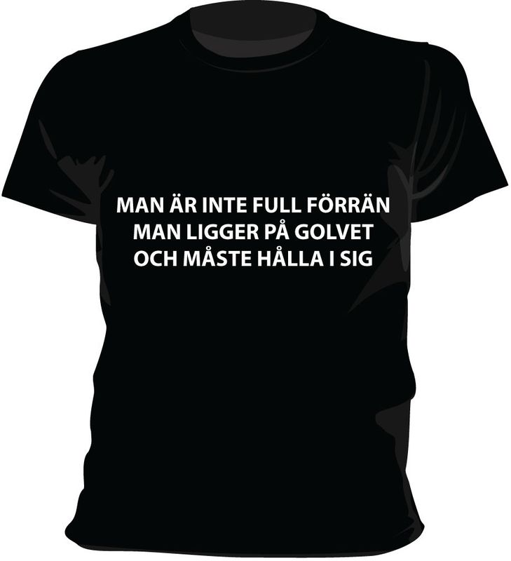 Svart Man är inte full T-shirt framifrån – Man är inte full förrän man ligger på golvet och måste hålla i sig