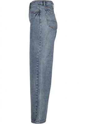 Jeans with a high waist and in the 90s style lady