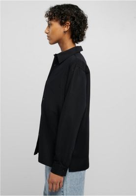 One -colored oversize shirt lady