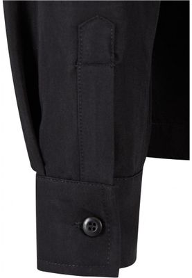 One -colored oversize shirt lady
