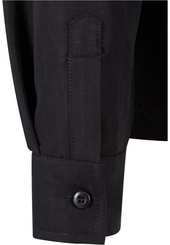 One -colored oversize shirt lady
