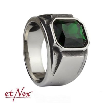 Ring med mørkegrøn sten