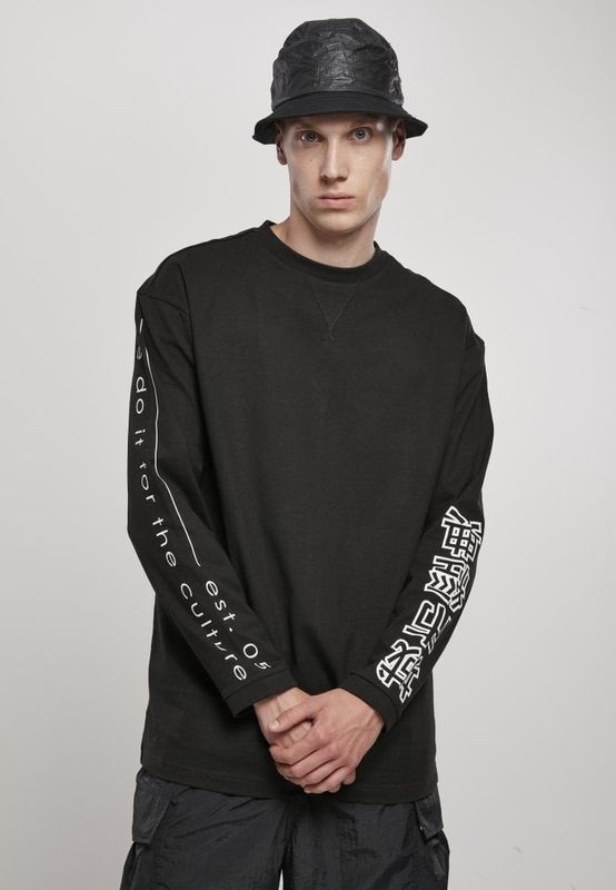 Black long-sleeved shirt with Chinese characters