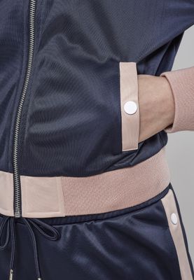 Jacket with push buttons on the arms of the lady