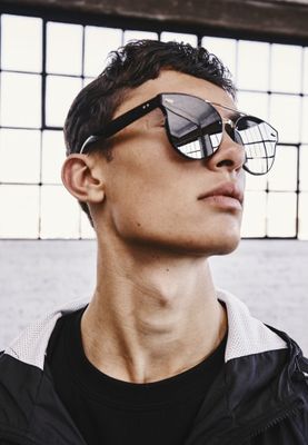 Sunglasses with large mirror glasses