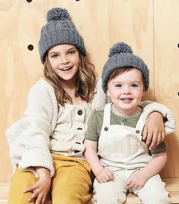 Strikket børnehat med pompon