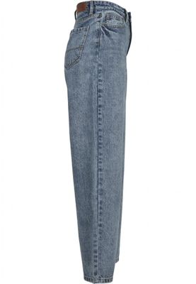 Jeans with a high waist and in the 90s style lady